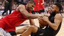 Pemain San Antonio Spurs, Patty Mills (kanan) berebut bola dengan pemain Chicago Bulls, Cristiano Felicio (kiri) pada lanjutan laga NBA di AT&T Center, (25/12/2016). (Reuters/Soobum Im-USA TODAY Sports)