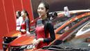 Sales Promotion Girl (SPG) berpose di depan kendaraan yang dipamerkan di GIIAS 2019, ICE BSD, Kamis (25/7). Kehadiran SPG tersebut selain untuk menarik perhatian pengunjung juga bisa memberikan informasi tentang produk. (Bola.com/M Iqbal Ichsan)