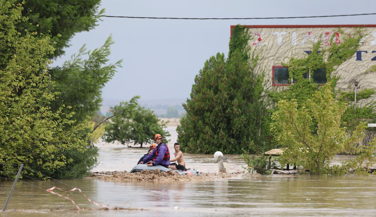 Hujan badai dahsyat melanda Yunani, Turki, dan Bulgaria, memicu banjir yang menyebabkan beberapa orang meninggal dunia. (AP Photo/Vaggelis Kousioras)