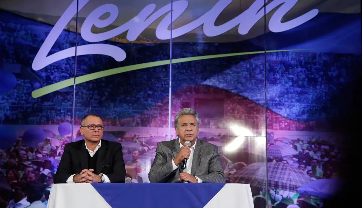 Lenin Moreno (kanan) bersama pasangannya Jorge Glas saat konferensi pers setelah kemenangan pemilu mereka di Quito, Ekuador, Selasa (4/4). Lenin Moreno menjadi presiden pertama Ekuador yang menyandang difabel. (AP Photo / Dolores Ochoa)