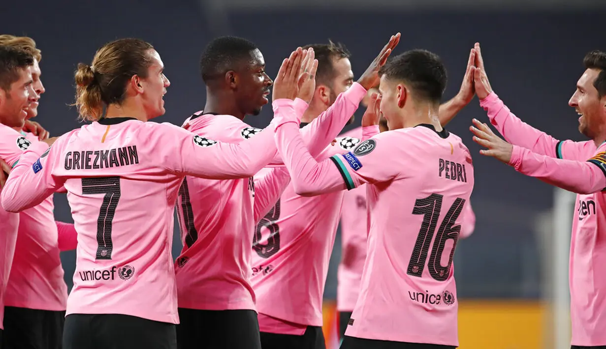 Pemain Barcelona Ousmane Dembele (tengah) merayakan gol ke gawang Juventus pada pertandingan Grup G Liga Champions di Allianz Stadium, Turin, Italia, Rabu (28/10/2020). Barcelona menaklukkan Juventus 2-0. (AP Photo/Antonio Calanni)