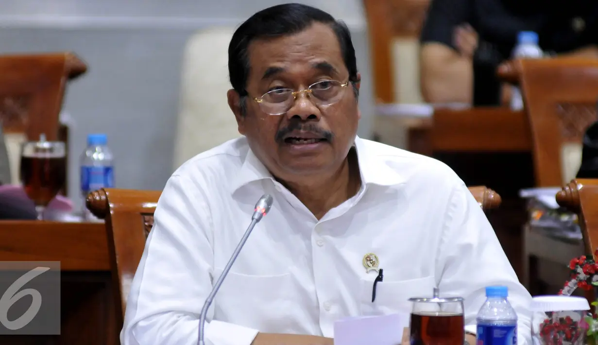 Jaksa Agung HM Prasetyo saat menghadiri Rapat Kerja dengan Komisi III DPR RI, Jakarta, Kamis (21/4). Kekalahan ‎Kejagung dalam sejumlah praperadilan disinggung dalam rapat kerja Komisi III DPR. (Liputan6.com/Johan Tallo)