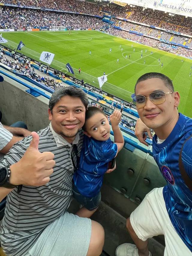 7 Potret Liburan Citra Kirana dan Rezky Adhitya Nonton Liga Inggris Bareng Buah Hati