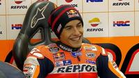 Pebalap Honda, Marc Marquez, mengukir rekor pole terbanyak setelah menjadi yang tercepat pada kualifikasi MotoGP Australia di Sirkuit Phillip Island, Sabtu (22/10/2016). (Bola.com/Twitter/MotoGP)