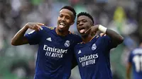 Penyerang Real Madrid Vinicius Junior merayakan golnya dengan Eder Militao ke gawang Elche dalam laga La Liga Spanyol di Stadion Martinez Valero, Sabtu, 30 Oktober 2021. (AP Photo /Jose Breton)