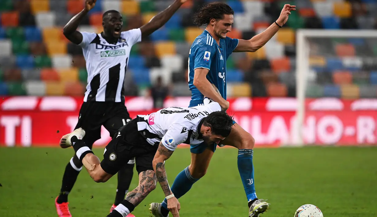 Gelandang Juventus, Adrien Rabiot, berebut bola dengan gelandang Udinese, Rodrigo De Paul, pada laga lanjutan Serie A di Dacia Arena, Jumat (24/7/2020) dini hari WIB. Juventus kalah 1-2 atas Udinese. (AFP/Marco Bertorello)