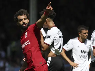 Satu gol dan satu assist dipersembahkam Mohamed Salah saat Liverpool ditahan imbang 2-2 oleh tuan rumah Fulham dalam laga pekan pertama Liga Inggris 2022/2023 di Craven Cottage, Sabtu (6/8/2022) malam WIB. Raihan tersebut berhasil menghindarkan The Reds dari kekalahan setelah sempat dua kali tertinggal oleh dua gol bintang tuan rumah Aleksandar Mitrovic. (AP/Ian Walton)