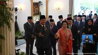 Momen Ketua Dewan Pengarah BPIP Megawati Soekarnoputri menggandeng Presiden Prabowo Subianto usai Upacara Hari Lahir Pancasila. (Tangkapan Layar YouTube Sekretariat Presiden)