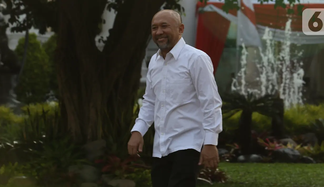 Mantan Koordinator Staf Khusus Presiden, Teten Masduki tiba di Kompleks Istana Kepresidenan, di Jakarta, Selasa (22/10/2019). Kedatangan Teten ini menyusul sejumlah tokoh sebelumnya yang berdatangan ke Istana sejak Senin kemarin. (Liputan6.com/Angga Yuniar)