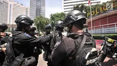 Pasukan Brimob Polda Metro Jaya bersiap mengikuti apel Operasi Lilin Jaya di kawasan Bundaran HI, Jakarta, Minggu (30/12). Apel tersebut diikuti oleh satuan Brimob dan Sabhara Polda Metro Jaya. (Merdeka.com/Iqbal S. Nugroho)