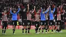 Para pemain Athletic Bilbao merayakan kemenangan atas Barcelona usai pertandingan babak 16 besar Copa del Rey Cup Spanyol di stadion San Mames di Bilbao, Jumat (21/1/2022). Athletic Bilbao menang tipis atas Barcelona 3-2. (AP Photo/Alvaro Barrientos)