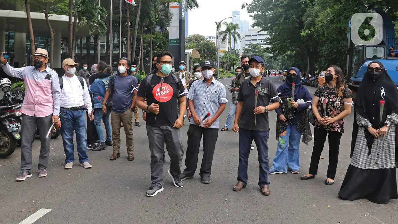 FOTO: Momen Novel Baswedan dkk Tinggalkan Gedung Merah Putih KPK