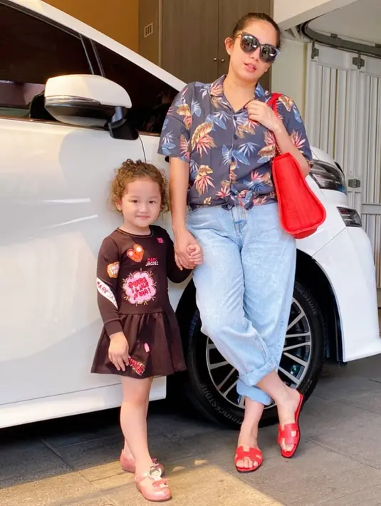 "Di posisi ini, urusan makanan, peran suami sangat penting. Istri kita lagi hamil, naik beberapa kilo. Pas lagi meyusui butuh asupan makan. Pasti badannya akan lebih lama untuk turun ke kondisi semula," ujar Andhika. (Instagram/ussypratama)