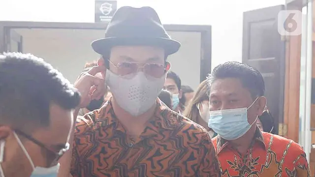 Begini Penampilan Denny Sumargo di Sidang Kasus Penggelapan Eks Manajer