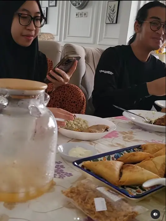 Selain sikap Adiba yang masih bermain HP ketika makan, cara duduk Adiba yang mengangkat satu kaki juga jadi sorotan. Menanggapi beragam komentar, Umi Pipik menyebut jika Umi Pipik juga sering bermain HP ketika makan dan mengangkat satu kaki ketika makan. Berikan penjelasan lebih lanjut, Umi Pipik unggah gambar soal sunnah ketika makan salah satunya duduk dengan cara bertumpu pada kedua lutut dan kedua punggung kakinya. (Liputan6.com/IG/@_ummi_pipik_)