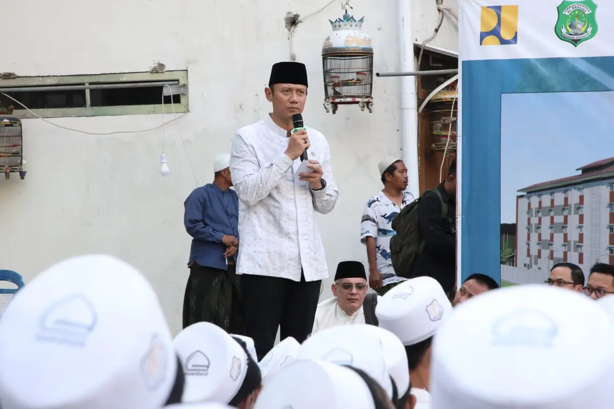 Menteri Koordinator Bidang Infrastruktur dan Pembangunan Kewilayahan Agus Harimurti Yudhoyono (AHY) saat meninjau pembangunan Pondok Pesantren Al-Khoziny di Kabupaten Sidoarjo (kemenkoinfra.go.id)