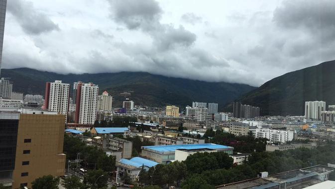 Cuaca yang mendung dan sejuk, berangin, menyambut saya di Dali, Yunnan. (Liputan6.com/Afra Augesti)