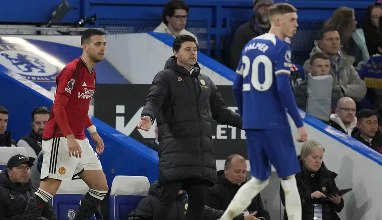 Pelatih Chelsea, Mauricio Pochettino, mengamati permainan anak asuhnya saat melawan Manchester United pada laga pekan ke-31 Liga Inggris di Stadion Stamford Bridge, Jumat (5/4/2024). (AP Photo/Kin Cheung)
