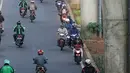 Aksi melawan arus lalu lintas pengendara sepeda motor di Jalan Ciledug Raya, Jakarta, Kamis (5/4). Perilaku kurang disiplin pengendara motor ini kerapkali menjadi salah satu penyebab kemacetan dan kecelakaan di jalan raya. (Liputan6.com/Arya Manggala)
