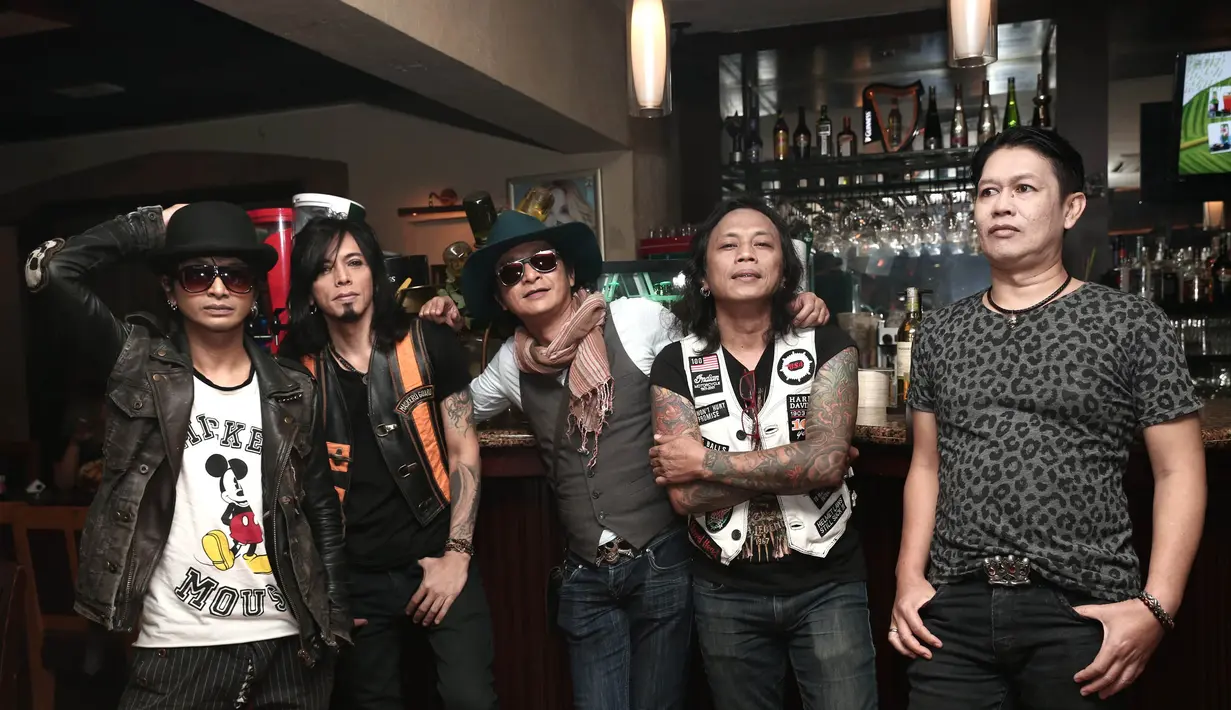 "Lagu ini secara melodi, vokal, lirik tentang kebersamaan kami selama lebih dari 20 tahun ini. Nikmati aja hidup dan perjalanan ini," kata Andy, sang vokalis di Pisa Cafe Menteng, Jakarta Pusat, Rabu (30/11). (Galih W. Satria/Bintang.com)