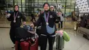 <p>Dua pemain Timnas voli putri Indonesia U-18, Agni Sakina Rahmi (kanan) dan Syifaal Fadila bersama rombongan tiba di Terminal 3 Bandara Soekarno Hatta, Tangerang, Jumat (14/6/2024) dalam acara penyambutan oleh pengurus PBVSI usai menempati peringkat kedua pada turnamen bola voli putri Princess Cup 2024. (Bola.com/Bagaskara Lazuardi)</p>