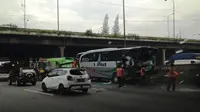 Kecelakaan beruntun terjadi di Tol Cikampek. 2 Orang tewas dalam peristiwa itu. (TMC Polda Metro Jaya)