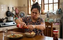 8 Cara Mengambil Saus Sambal yang Sulit Keluar dari Botol Tanpa Menguras Tenaga