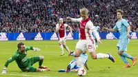 Striker Ajax, Kasper Dolberg, berusaha membobol gawang Twente pada laga Eredivisie di Stadion Amsterdam ArenA, Amsterdam, Minggu (12/3/2017). (EPA/Joep Leenen)