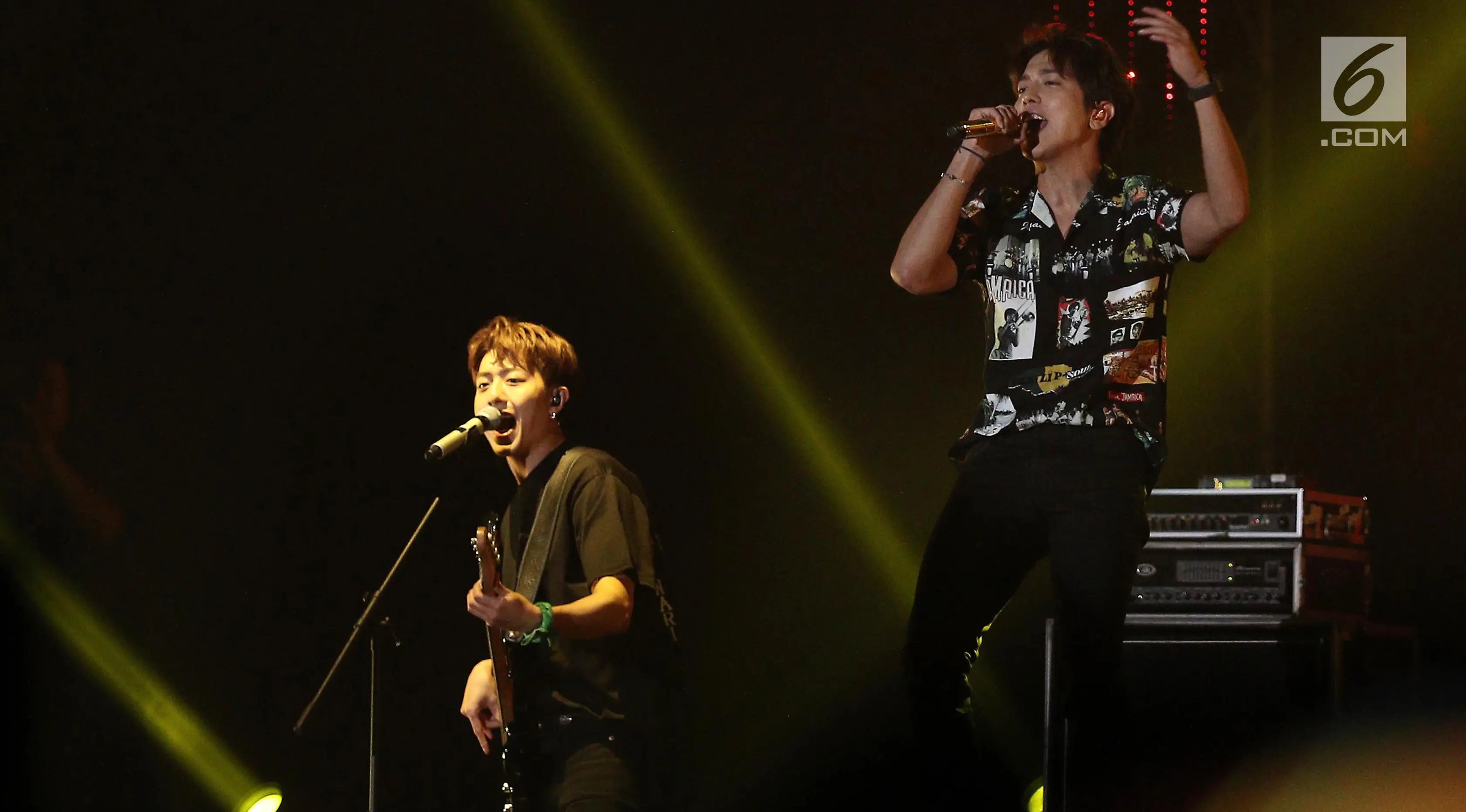  Penampilan vokalis pop rock asal Korea Selatan, CNBLUE Jung Yong Hwa dan bassis Lee Jung Shin saat konser bertajuk Between Us di Indonesia Convention Exhibition (ICE) BSD, Tangerang Selatan, Sabtu (15/7). (/Herman Zakharia)