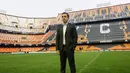 Mantan Pemain Manchester United, Gary Neville (kiri) berfoto  pada acara perkenalan sebagai pelatih di Stadion Mestalla, Kamis (3/12/2015).  (AFP Photo/Jose Jordan)