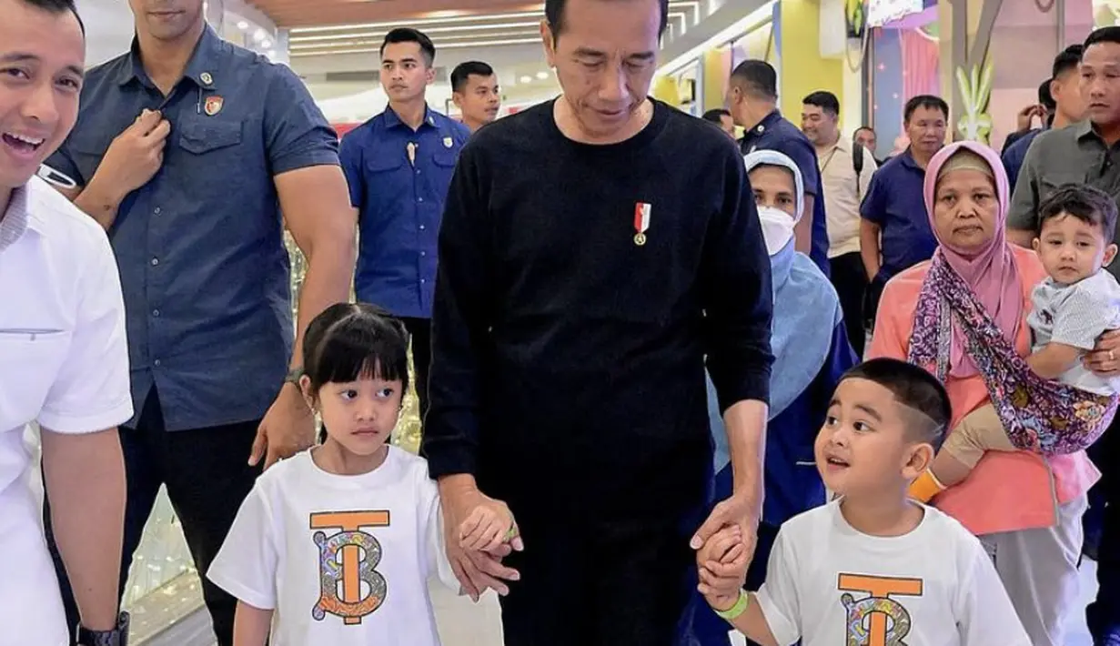 Sedah Mirah Nasution dan Panembahan Al Nahyan Nasution tampil kembar dengan kaos Burberry saat tengah berlibur dengan sang kakek, Presiden Joko Widodo.