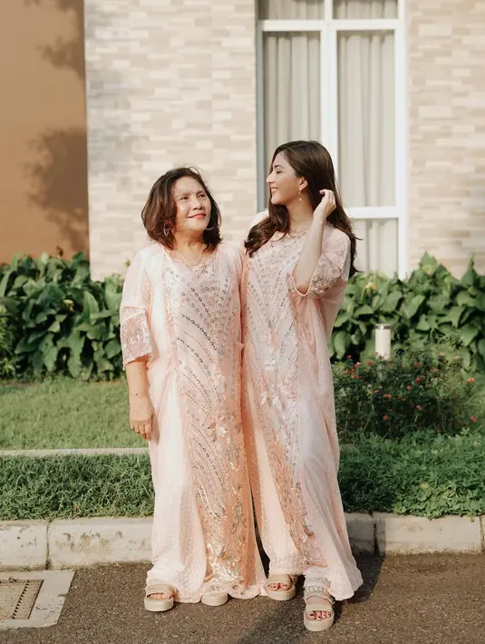 Eksis di Instagram, Magdalena kerap membagikan momen kebersamaanya bersama sang putri tercinta.  [Foto: IG/jscmila/janemagdalenabaker].