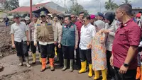 Ketua Umum Palang Merah Indonesia (PMI), Jusuf Kalla (JK), meninjau langsung lokasi bencana banjir bandang lahar dingin di Kabupaten Agam dan Kabupaten Tanah Datar, Sumatera Barat, Selasa, (14/5/2024). (Foto: Humas PMI).