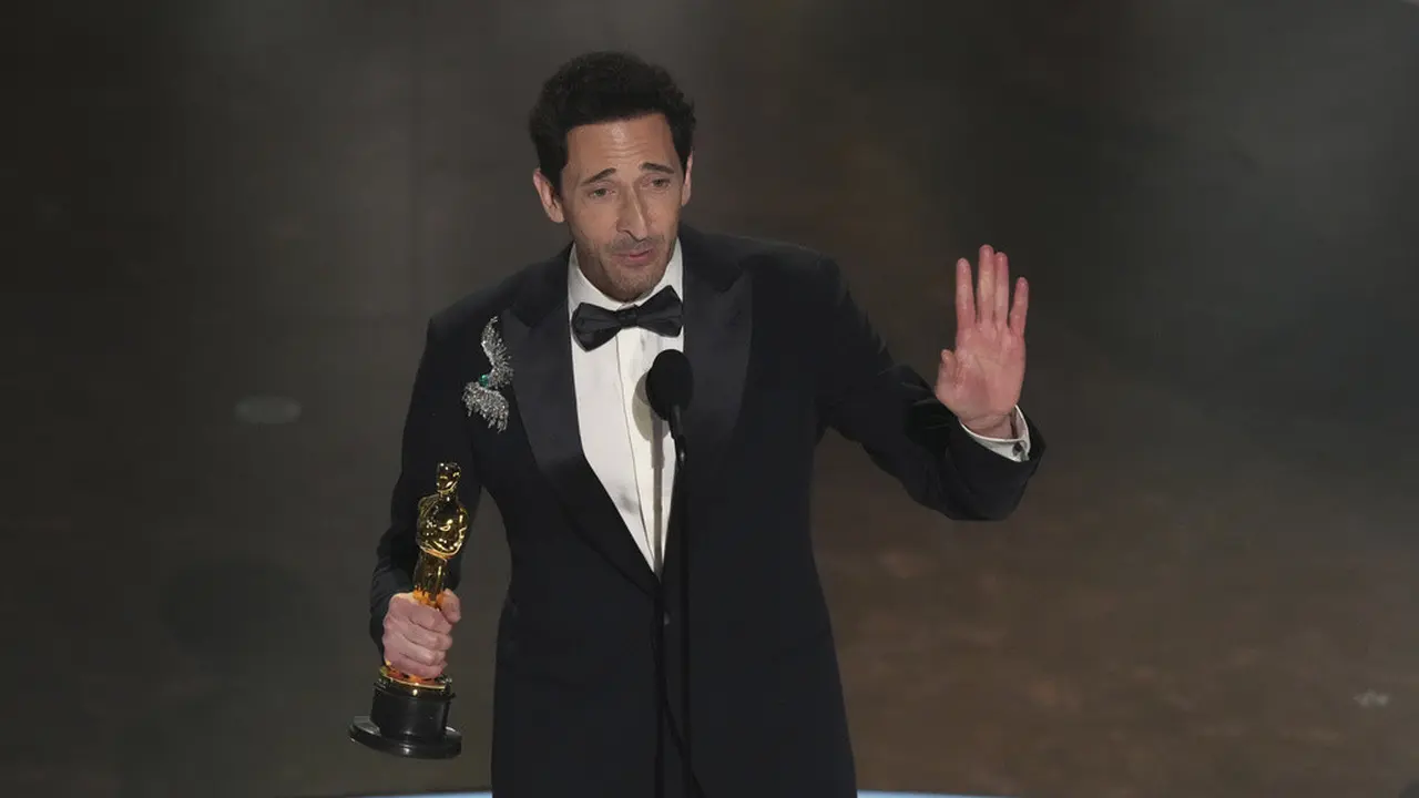 Adrien Brody dalam Piala Oscar 2025. (AP Photo/Chris Pizzello)