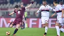 Striker Torino, Andrea Belotti, melesatkan tendangan ke gawang Genoa pada lanjutan laga Serie A di Stadion Olimpic, Turin (22/12/2016). (EPA/Alessandro Di Marco)