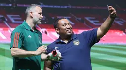 Fans swafoto bersama legenda Manchester United (MU), Ryan Giggs, dalam acara peluncuran kartu kredit Maybank yang berkolaborasi dengan MU di Jakarta Convention Center (JCC), Senayan, Jakarta, Sabtu (18/5/2024). (Bola.com/M Iqbal Ichsan)