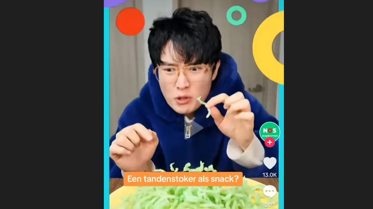 Seorang pengguna akun TikTok sedang mencoba makan tusuk gigi goreng (TikTok))