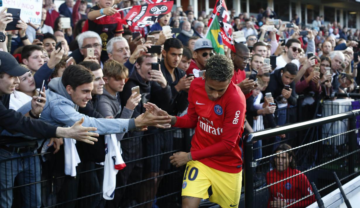 Suporters menyambut kehadiran Neymar dan para pemain PSG sebelum laga Ligue 1 Prancis melawan Guingamp di the Roudourou stadium, Guingamp, (13/8/2017). PSG menang 3-0. (AP/Kamil Zihnioglu)