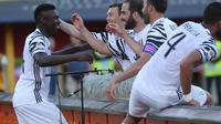 Penyerang Juventus, Moise Kean (kiri) mendapat selamat dari rekan-rekannya usai mencetak gol ke gawang Bologna, pada giornata terakhir Liga Italia Serie A 2016-2017, di Stadion Renato Dall'Ara, Minggu (28/5/2017) dini hari WIB.  (AFP/Gianni Schicchi)