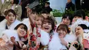 Sejumlah gadis Jepang mengenakan kimono berkumpul untuk upacara Coming of Age Day atau Hari Kedewasaan di Tokyo Disneyland, di Urayasu, Senin (13/1/2020). Coming of Age Day atau Hari Kedewasaan ini menandakan diperbolehkannya merokok, mengonsumsi alkohol dan mengikuti Pemilu. (Kazuhiro NOGI/AFP)