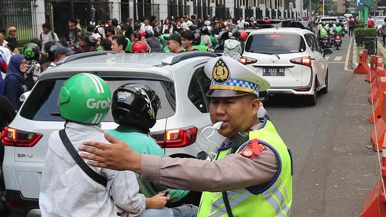 Kepadatan lalu lintas ini terjadi akibat para penonton yang mulai berdatangan serta berbarengan dengan jam pulang bekerja.