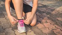 Ilustrasi penggunaan sepatu yang tida pas bisa memicu kulit kaki menjadi kering. Credits: pexels.com by Tirachard Kumtanom