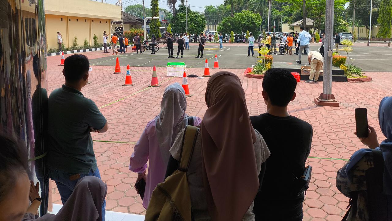 Luapan Tangis & Emosi Keluarga Saat Pelaku Reka Ulang Pembunuhan Sadis Bocah Aqila yang Wajahnya Dilakban