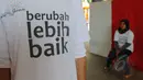 Seorang pedagang difoto untuk pembuatan tanda pengenal di Kawasan Lenggang Jakarta, Monumen Nasional, Rabu (8/4/2015). Tanda pengenal ini digunakan untuk pedagang yang akan menempati lokasi percontohan pedagang kaki Lima. (Liputan6.com/Herman Zakharia) 