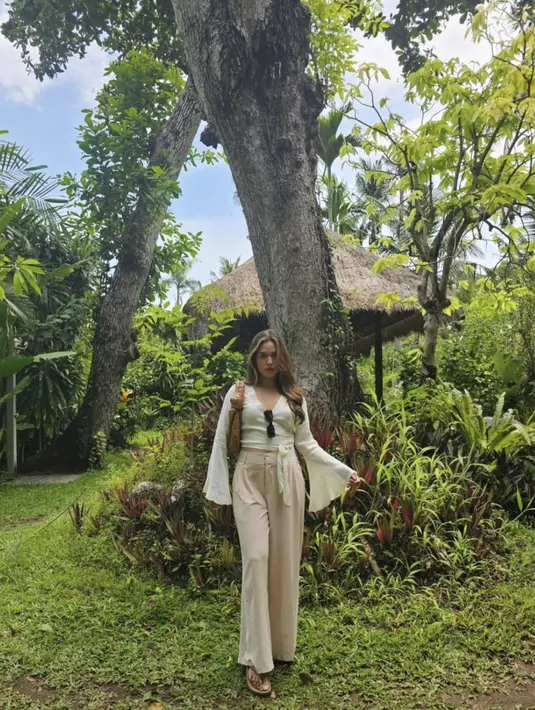 Paduan celana kulot dan atasan bergaya boho juga bisa jadi inspirasi tampil stylish kala berlibur.  [Foto: Instagram/ Raisa]