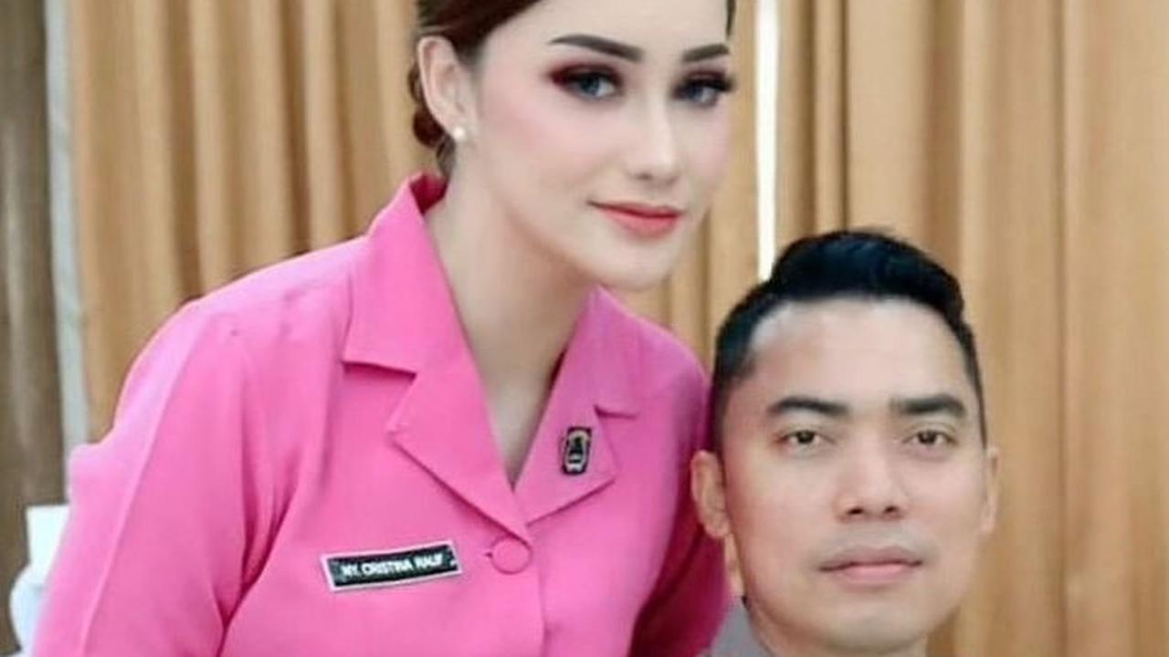 Jika dilihat dari waktu ke waktu, Cristina seolah tak pernah menua. Alih-alih menua, ia kini semakin tampil awet muda setelah melahirkan.