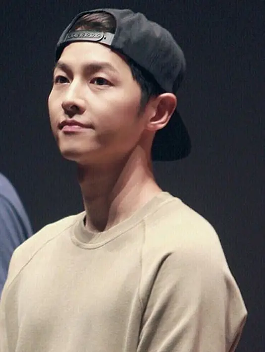 “Tampilan dia (Song Hye Kyo) selalu menarik, dan itu selalu membuatku selalu terlihat bodoh. Tetapi dia sungguh canti,” ungkap Song Joong Ki. (Instagram/songjoongkionly)