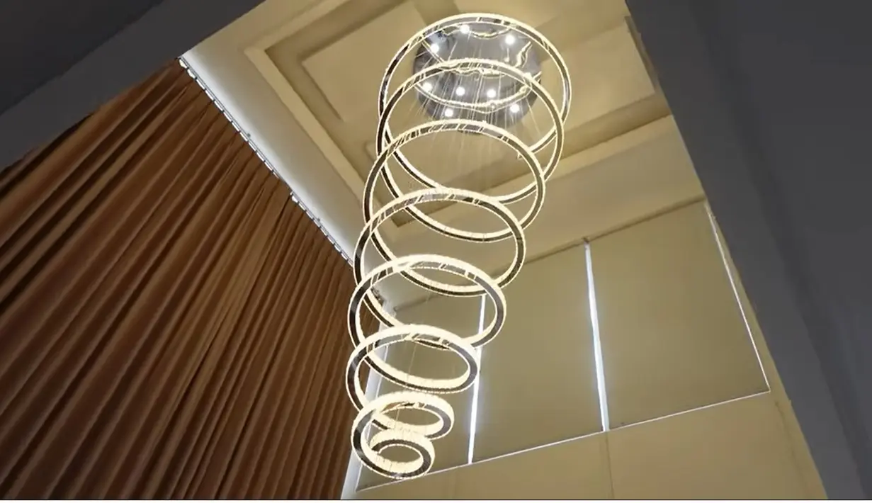 Salah satu yang menarik perhatian netizen dan teman-temannya syuting adalah model lampu sepiral dari lantai dua hingga ke bawah. Lampu tersebut ada tiga model warna. Bisa disetel terang hingga redup sesuai kebutuhan. [Youtube/Mulia Mas TV]