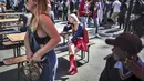 Cosplayer wanita menggenakan kostum superhero Superman saat menghadiri International Comic Con di Kyalami Race Course, Johannesburg, Afrika Selatan (14/9). Comic Con digelar pada tahun 1970. (AFP Photo/Marco Longari)