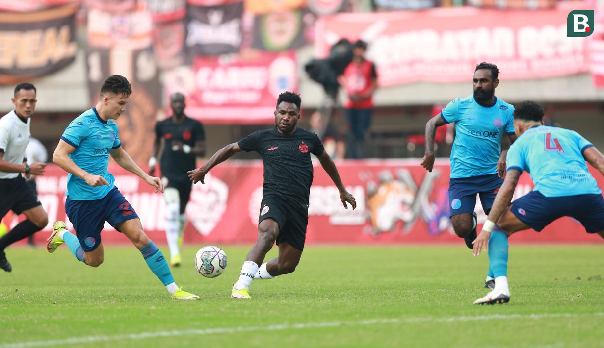 Striker anyar Persija Jakarta, Ricky Cawor pun belum tampil maksimal. Dirinya masih kesulitan melewati barisan pertahanan Sabah FC. (Bola.com/Ikhwan Yanuar)